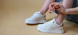 Pulire le scarpe bianche senza rovinarle: i segreti per ogni materiale